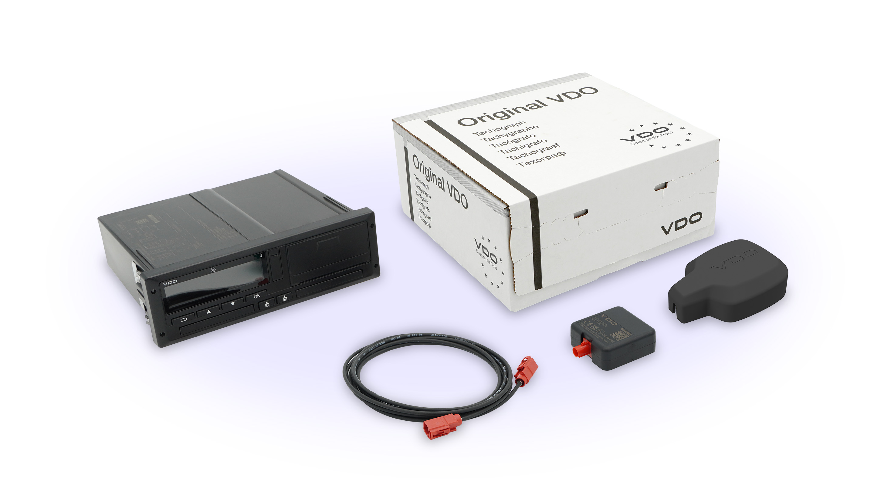 Front view of the EU Mobility Package I retrofit kit from VDO. The picture displays the box, the VDO DTCO 4.1 and accessories. e.g. cables.